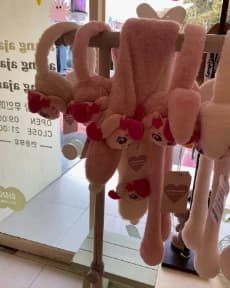 매장 행거에 걸린 분홍색 방한 소품